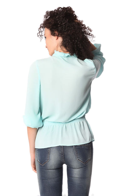 Blusa con cuello con volantes y lazada fina turquesa