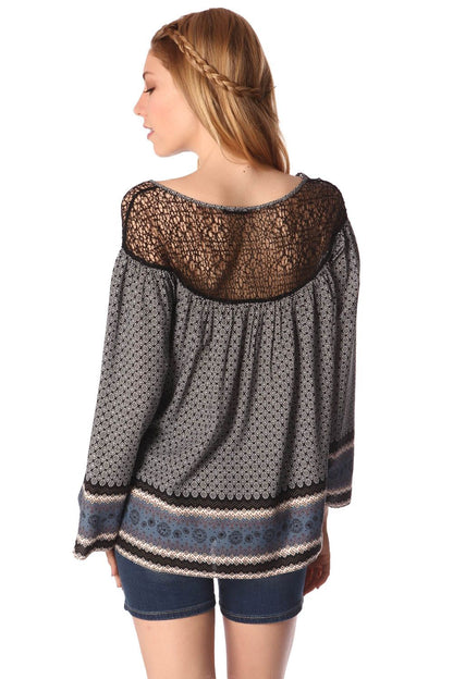 Blusa con estampado de cachemir y detalle de rejilla gris
