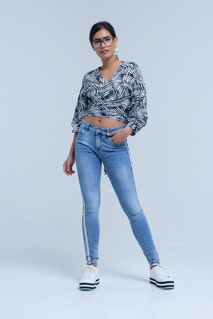 Blusa con estampado de hojas azul marino y escote pronunciado