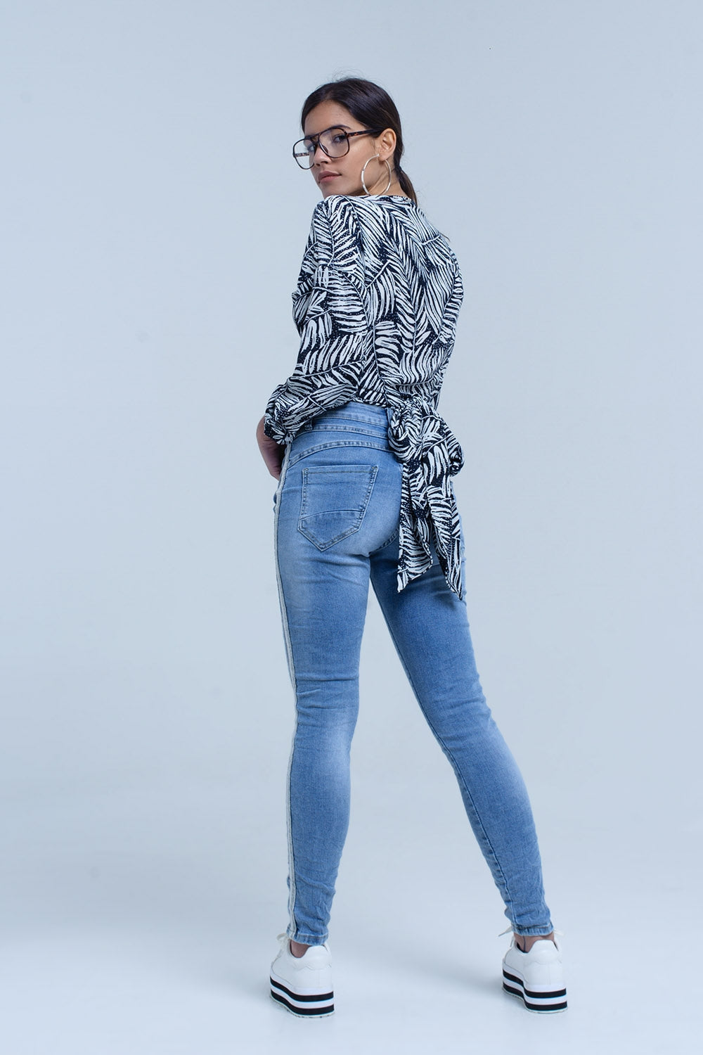 Blusa con estampado de hojas azul marino y escote pronunciado