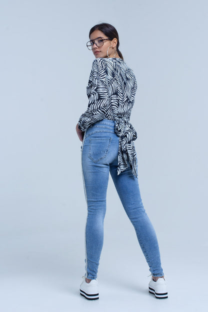 Blusa con estampado de hojas azul marino y escote pronunciado