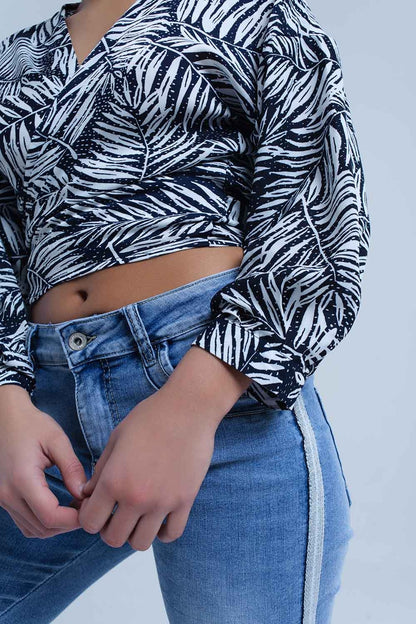 Blusa con estampado de hojas azul marino y escote pronunciado