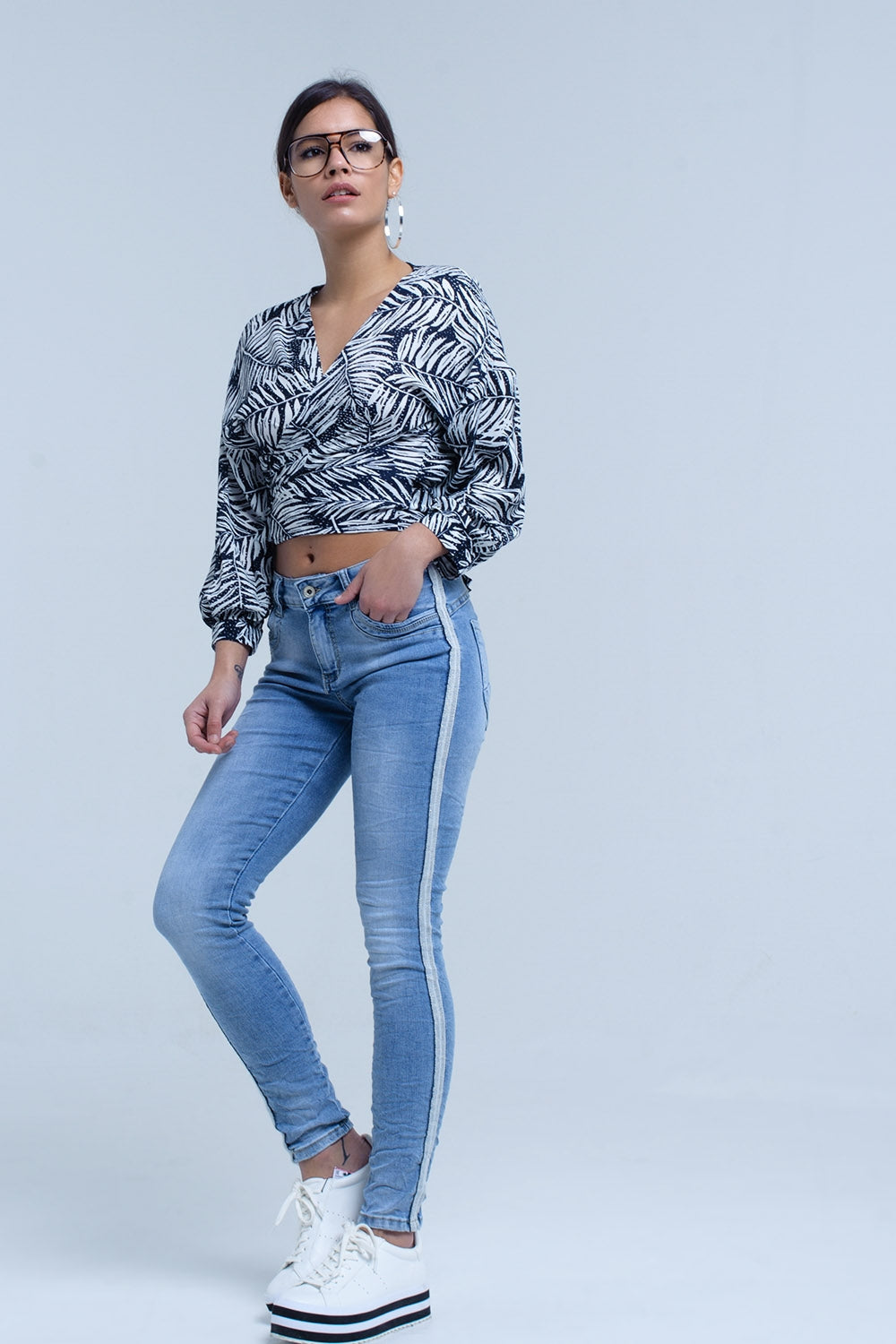 Blusa con estampado de hojas azul marino y escote pronunciado