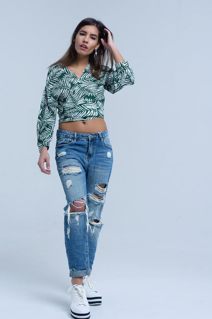 Blusa con estampado de hojas verde y escote pronunciado