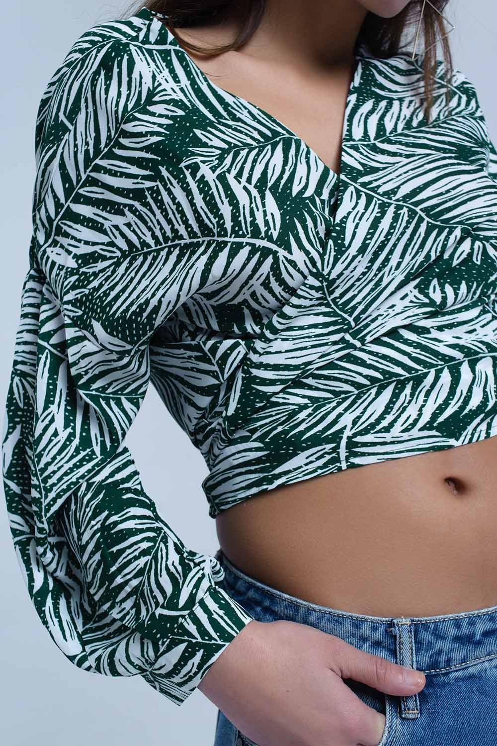 Blusa con estampado de hojas verde y escote pronunciado