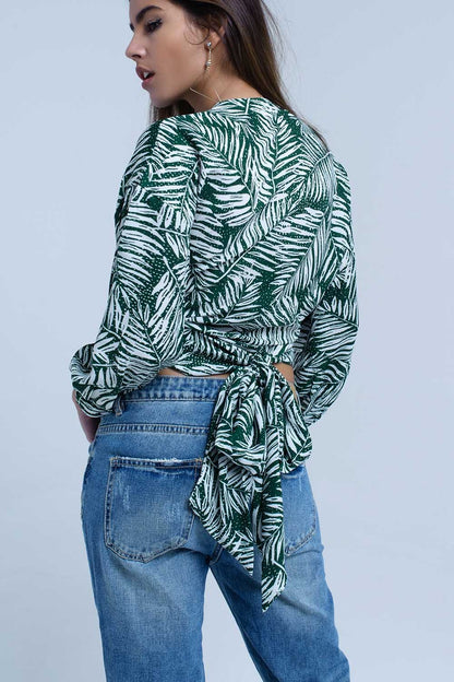 Blusa con estampado de hojas verde y escote pronunciado