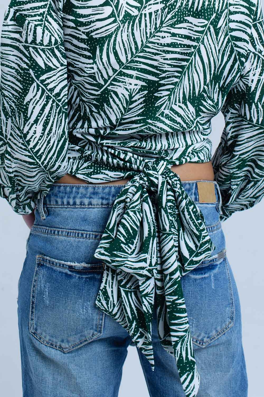 Blusa con estampado de hojas verde y escote pronunciado