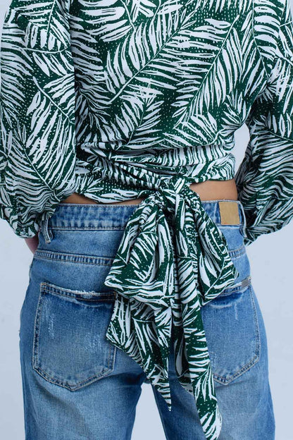 Blusa con estampado de hojas verde y escote pronunciado