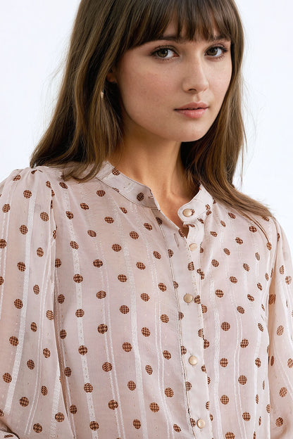 Blusa con mangas globo y lunares en beige