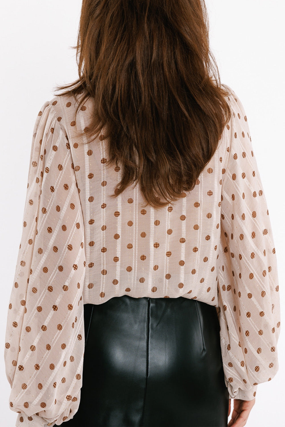 Blusa con mangas globo y lunares en beige