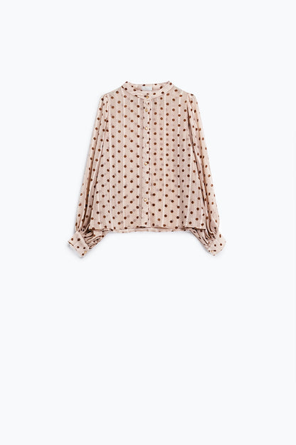 Blusa con mangas globo y lunares en beige