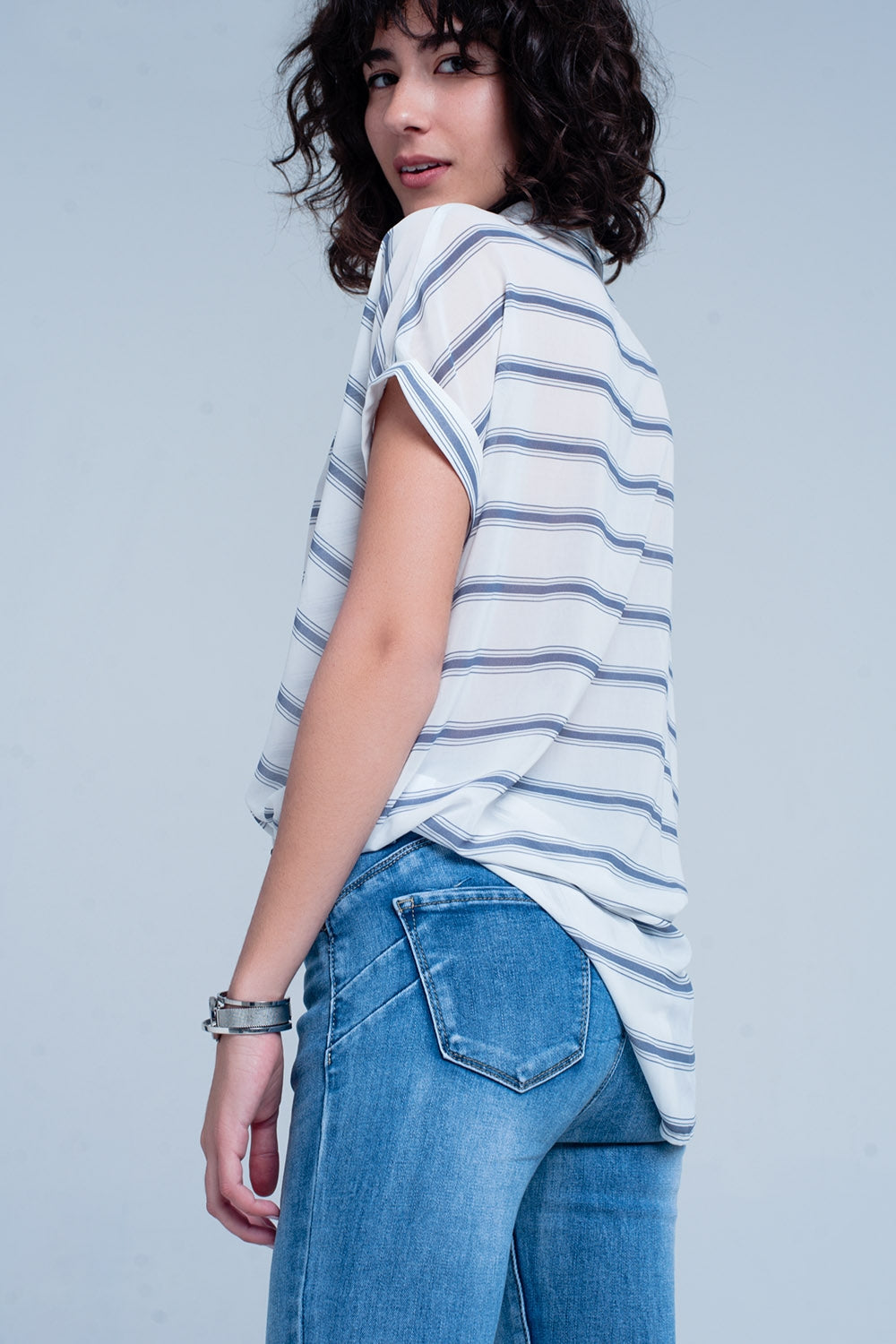 Blusa blanca con rayas azules de manga corta con diseño cruzado drapeado