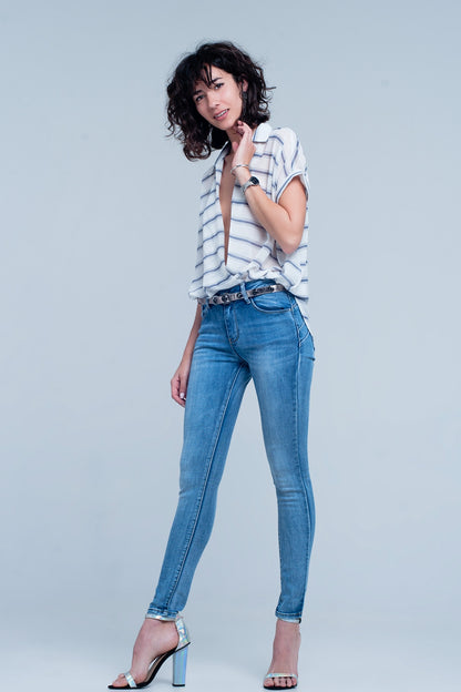 Blusa blanca con rayas azules de manga corta con diseño cruzado drapeado