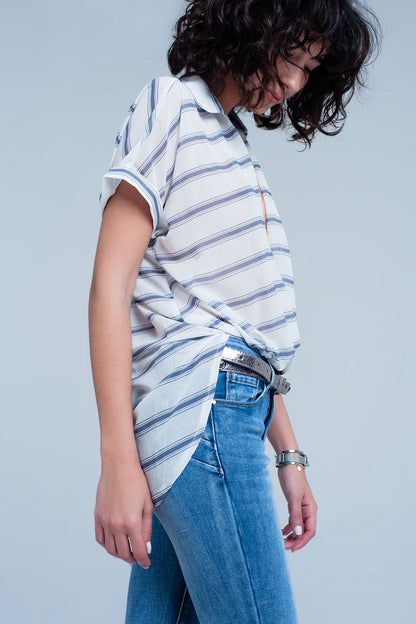 Blusa blanca con rayas azules de manga corta con diseño cruzado drapeado