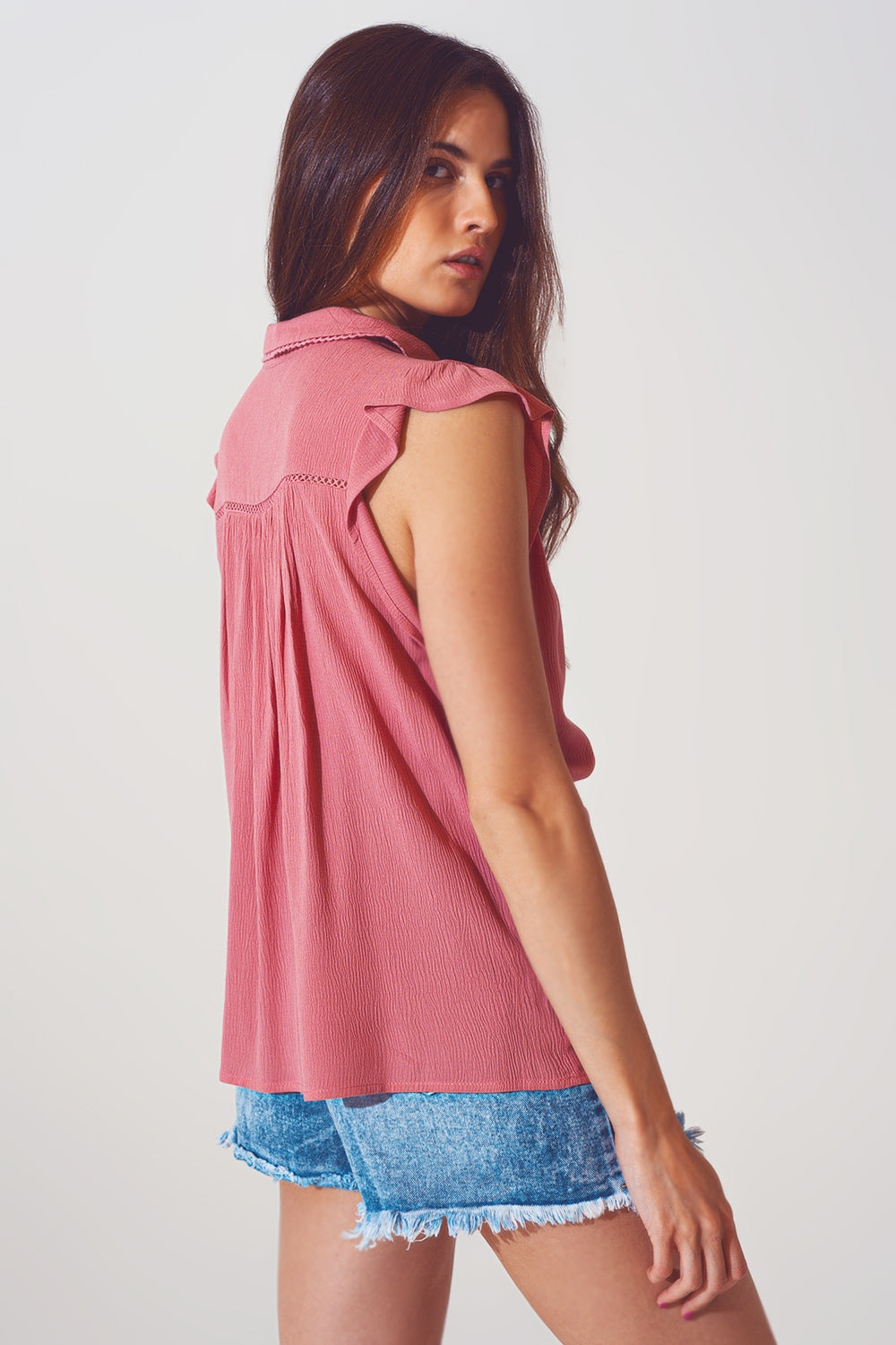 Blusa con volantes en la manga corta en rosa