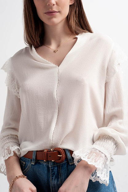 Blusa con volumen en las mangas y volantes en los puños en color crema