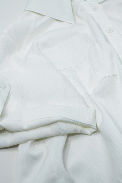 Blusa Corta Blanca de raso Con Bolsillos En El Pecho Y Cordones En Los Bajos
