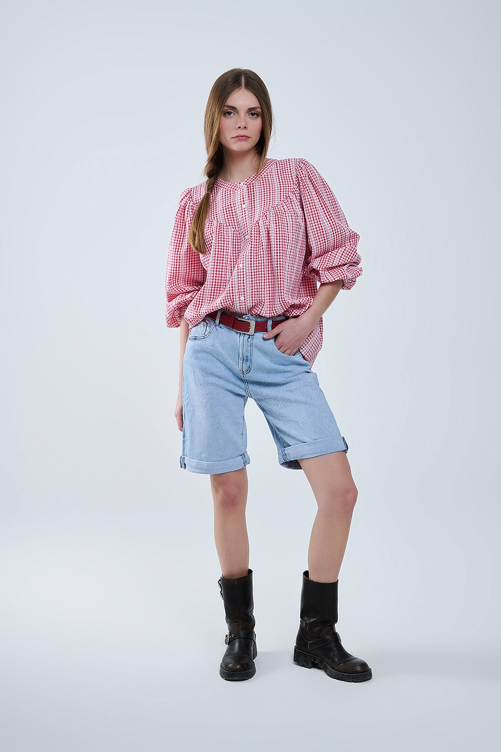 Blusa de cuadros rojos y blancos sin cuello y mangas anchas