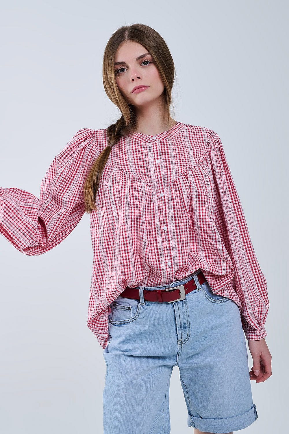 Blusa de cuadros rojos y blancos sin cuello y mangas anchas