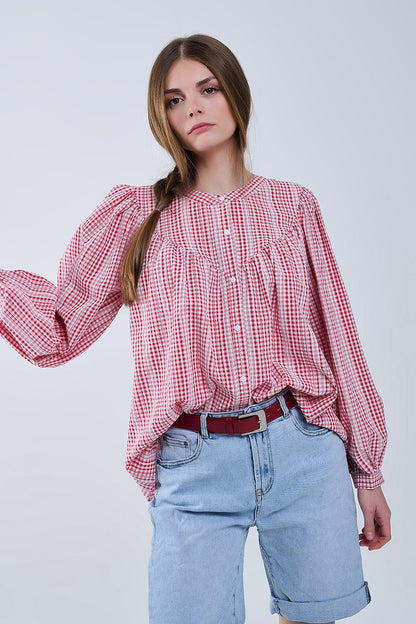 Blusa de cuadros rojos y blancos sin cuello y mangas anchas