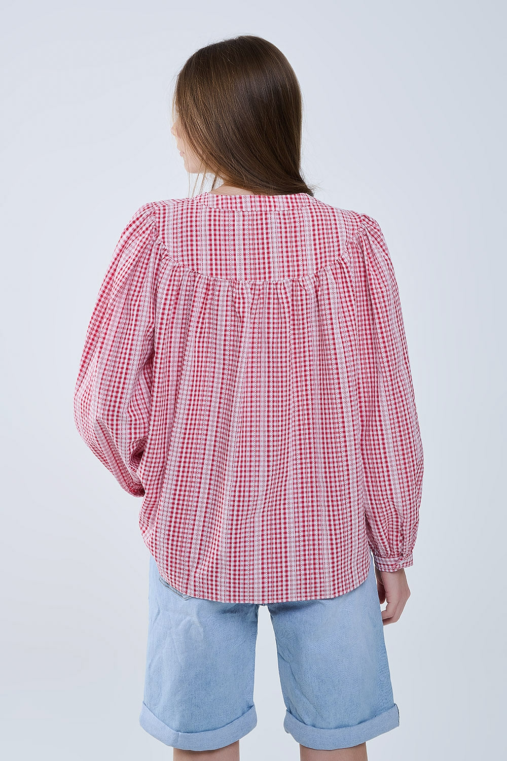 Blusa de cuadros rojos y blancos sin cuello y mangas anchas