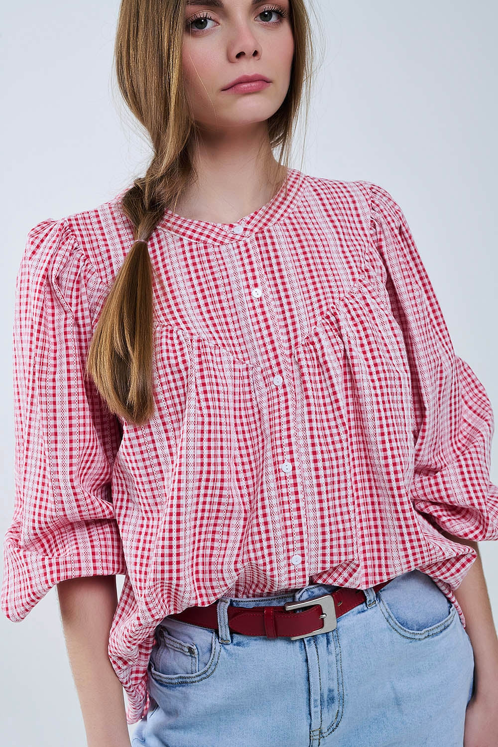 Blusa de cuadros rojos y blancos sin cuello y mangas anchas