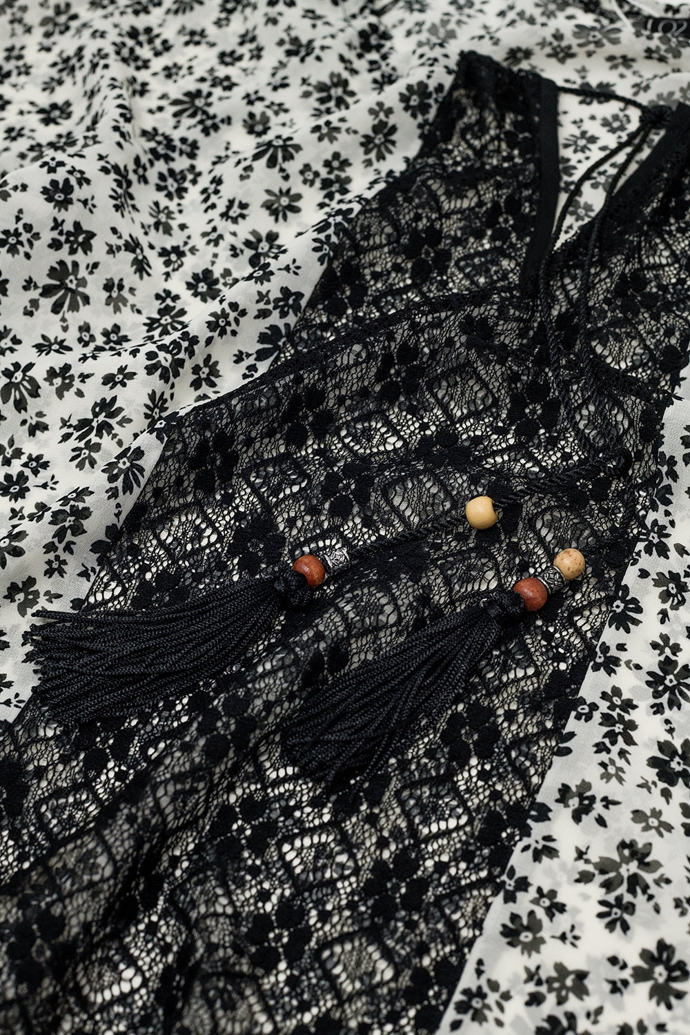 blusa de gasa con estampado de flores y detalle de encaje
