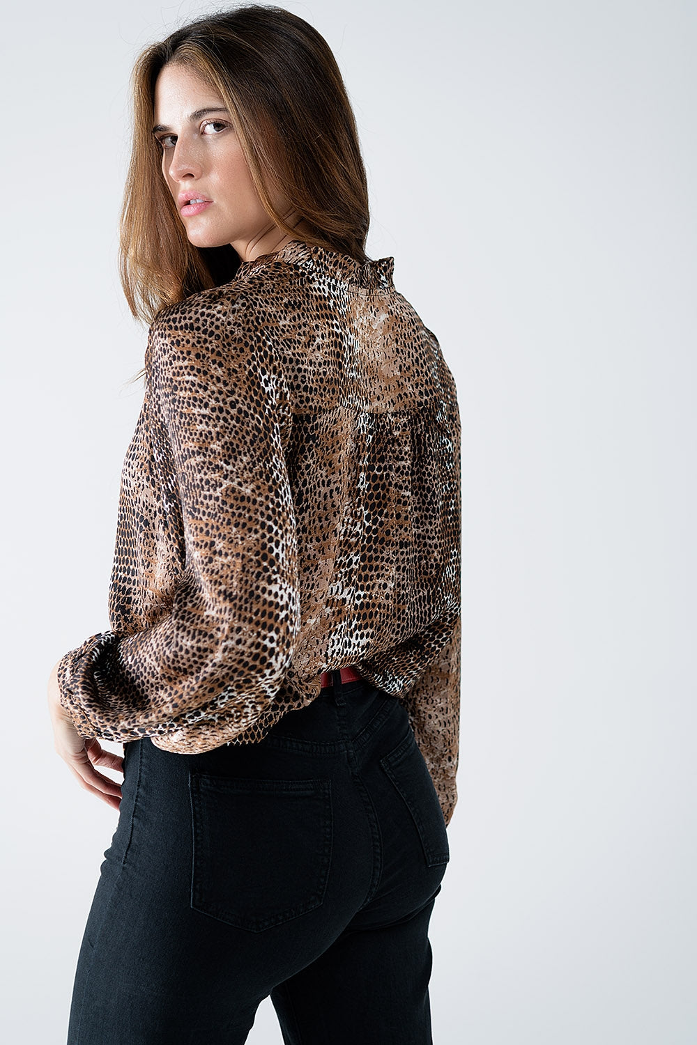 Blusa de gasa con estampado de leopardo marrón