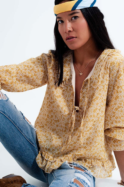Blusa de gasa con lazo delantero y estampado de florecitas amarillo