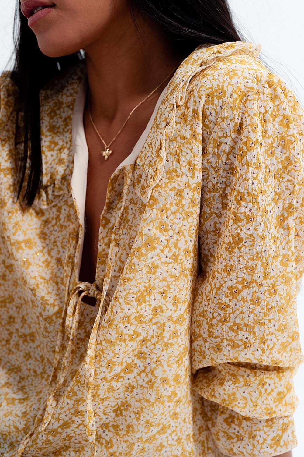 Blusa de gasa con lazo delantero y estampado de florecitas amarillo