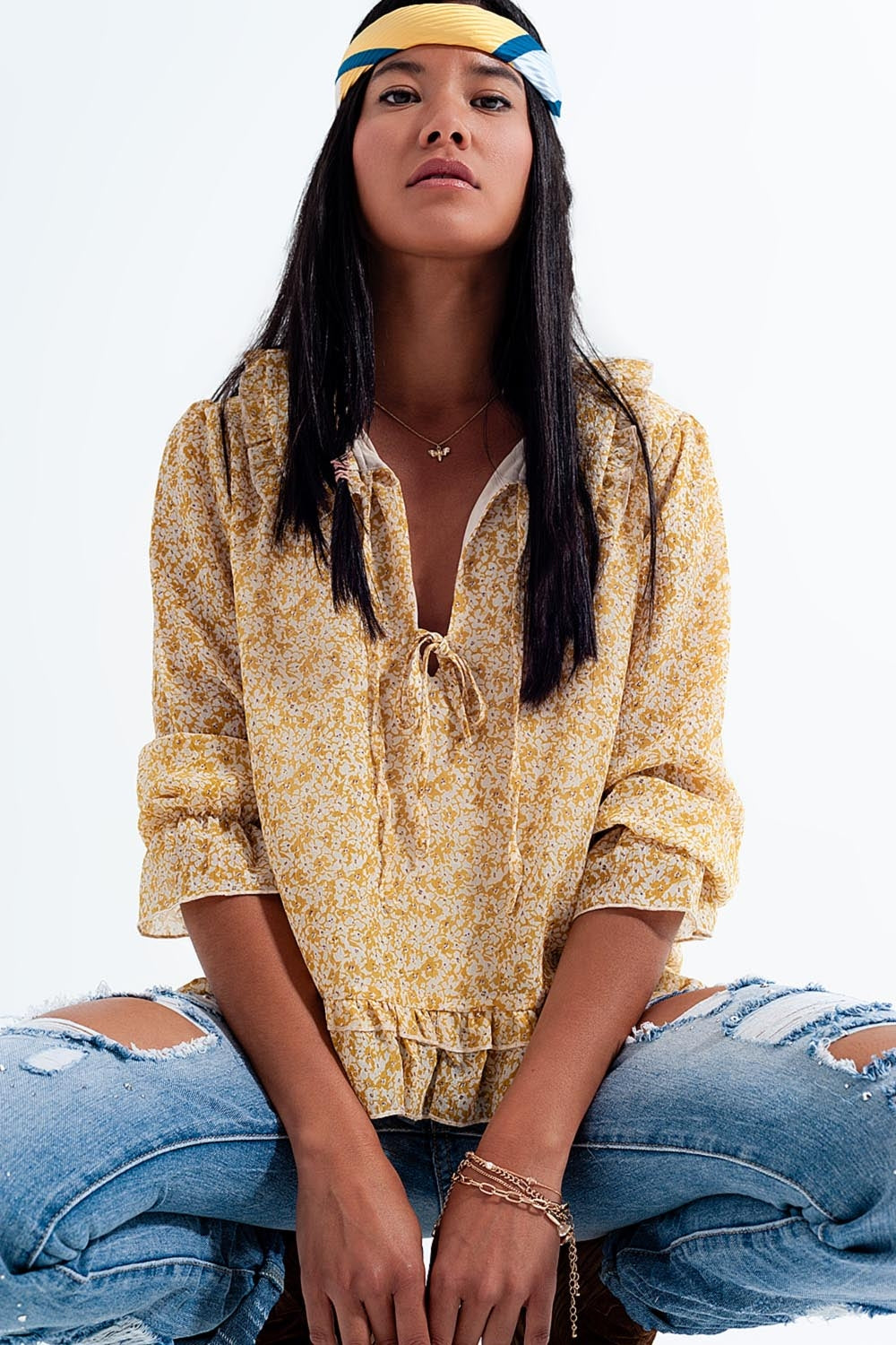 Blusa de gasa con lazo delantero y estampado de florecitas amarillo