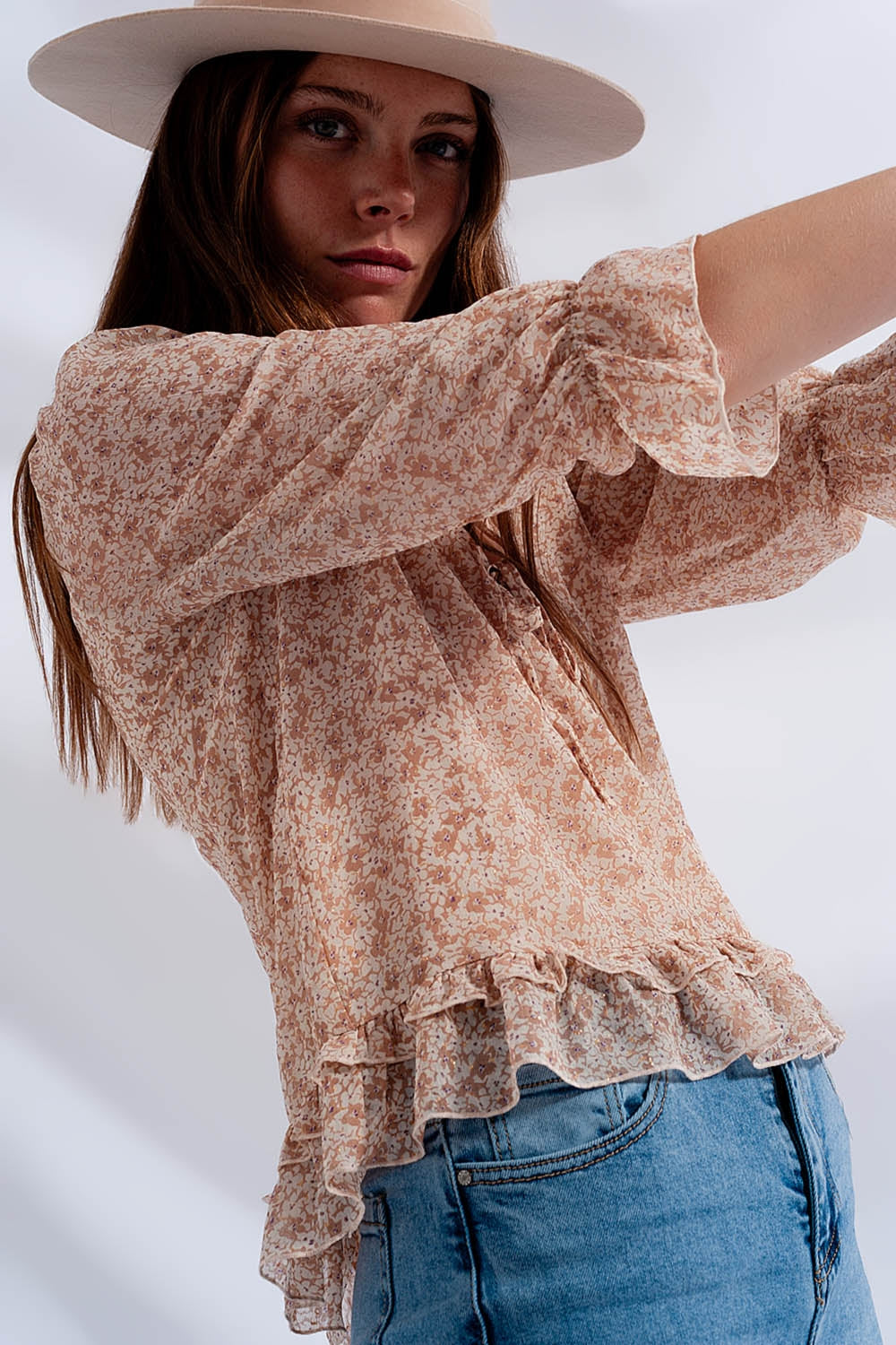 Blusa de gasa con lazo delantero y estampado de florecitas beige