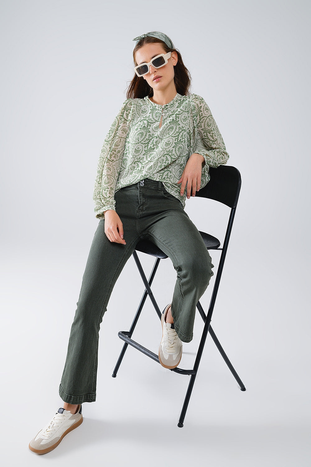 Blusa de gasa verde con estampado floral y mangas globo largas