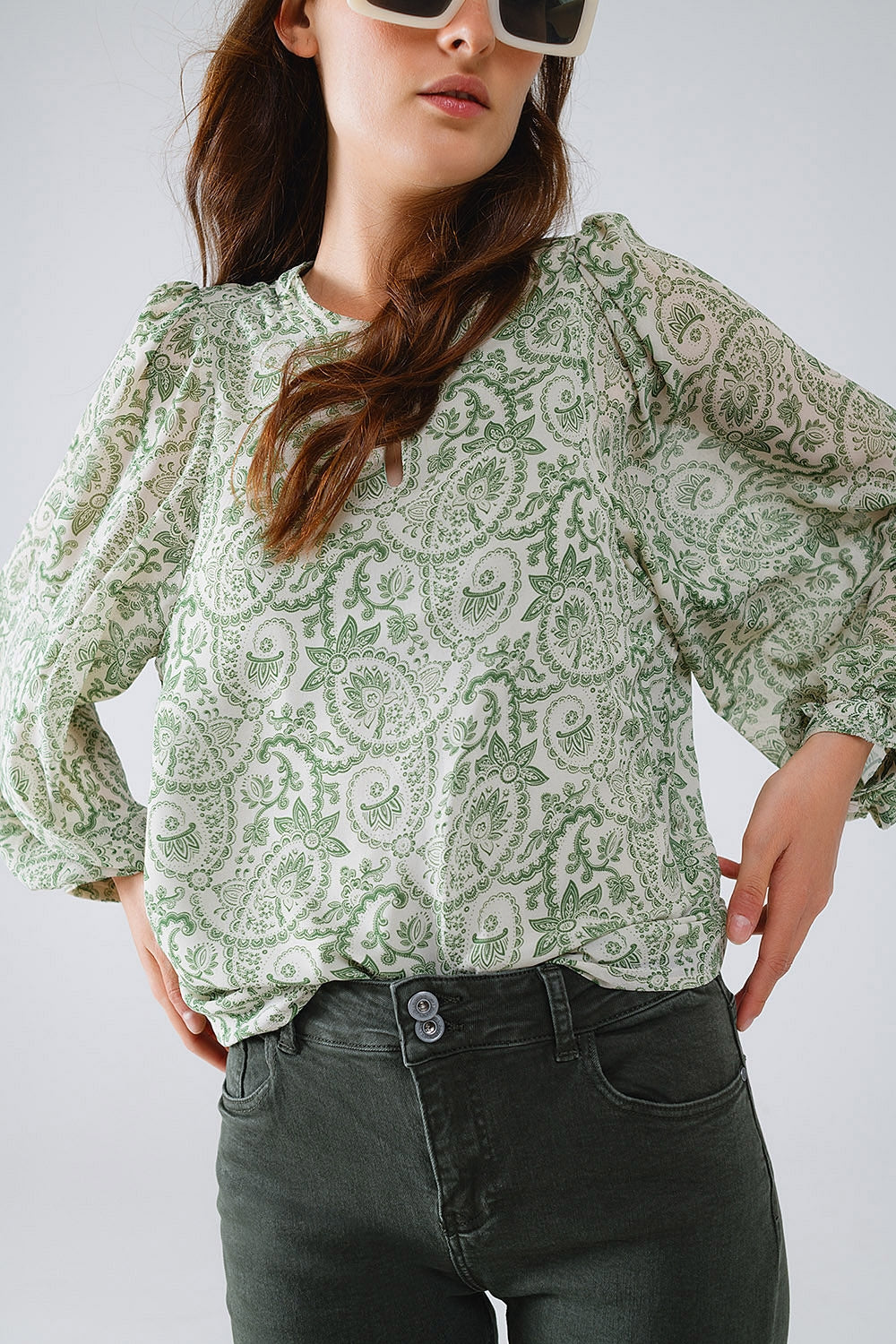 Blusa de gasa verde con estampado floral y mangas globo largas