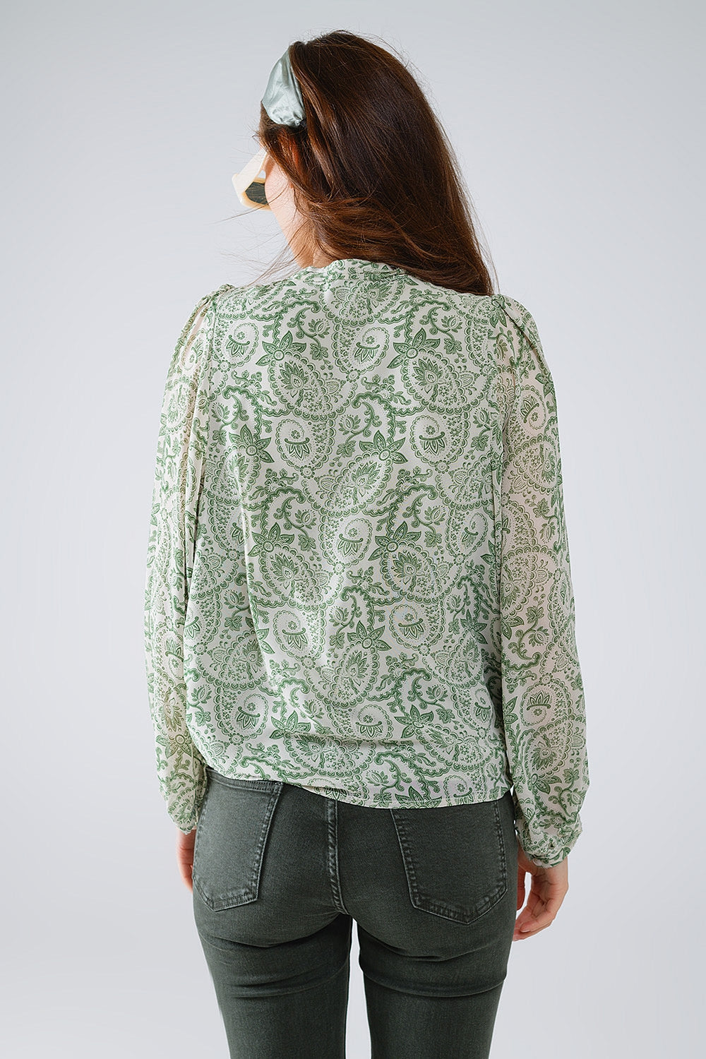 Blusa de gasa verde con estampado floral y mangas globo largas