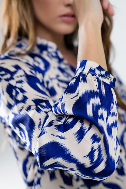 Blusa de manga globo con estampado abstracto en azul marino y blanco