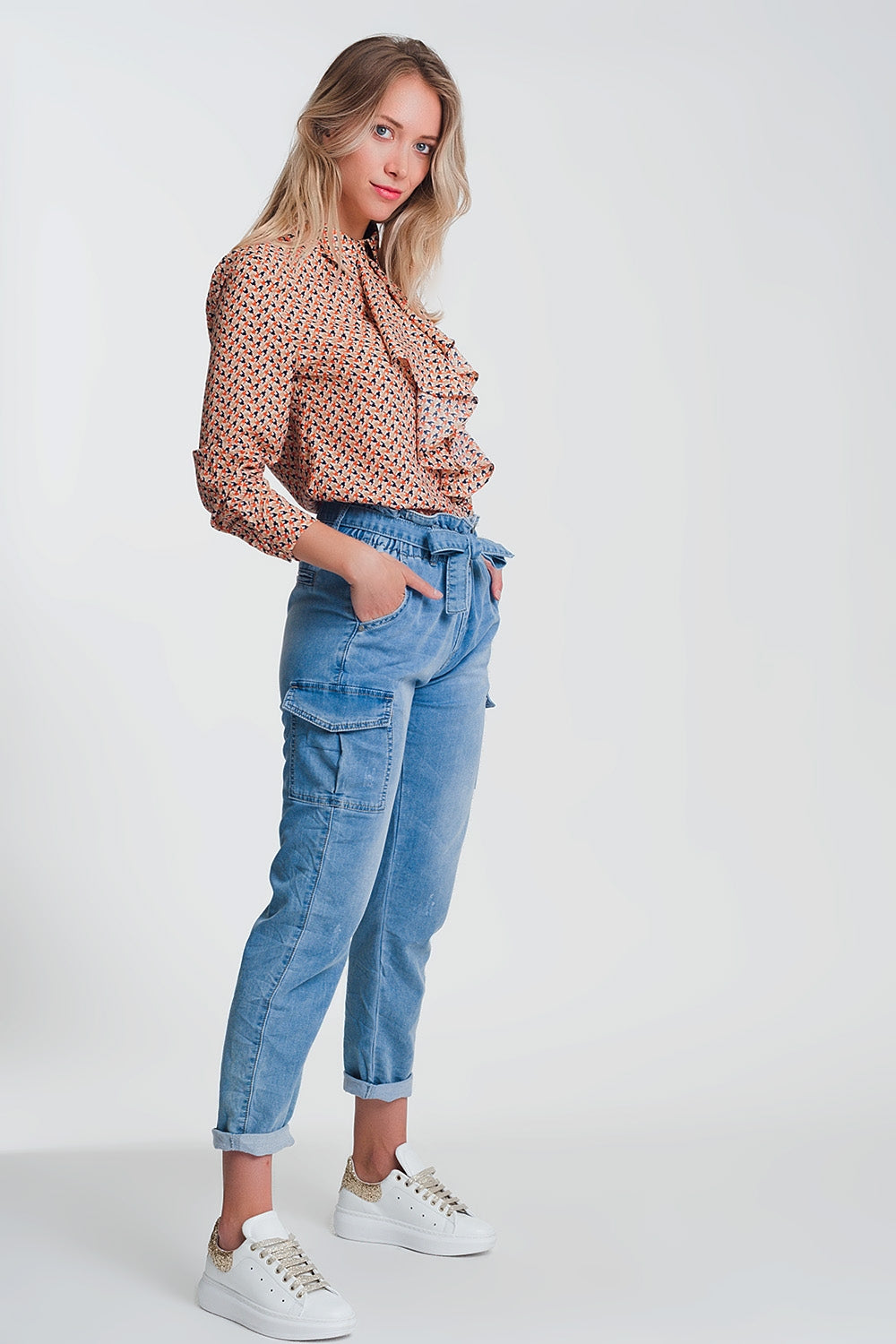 Blusa de manga larga con beige y detalle de volantes
