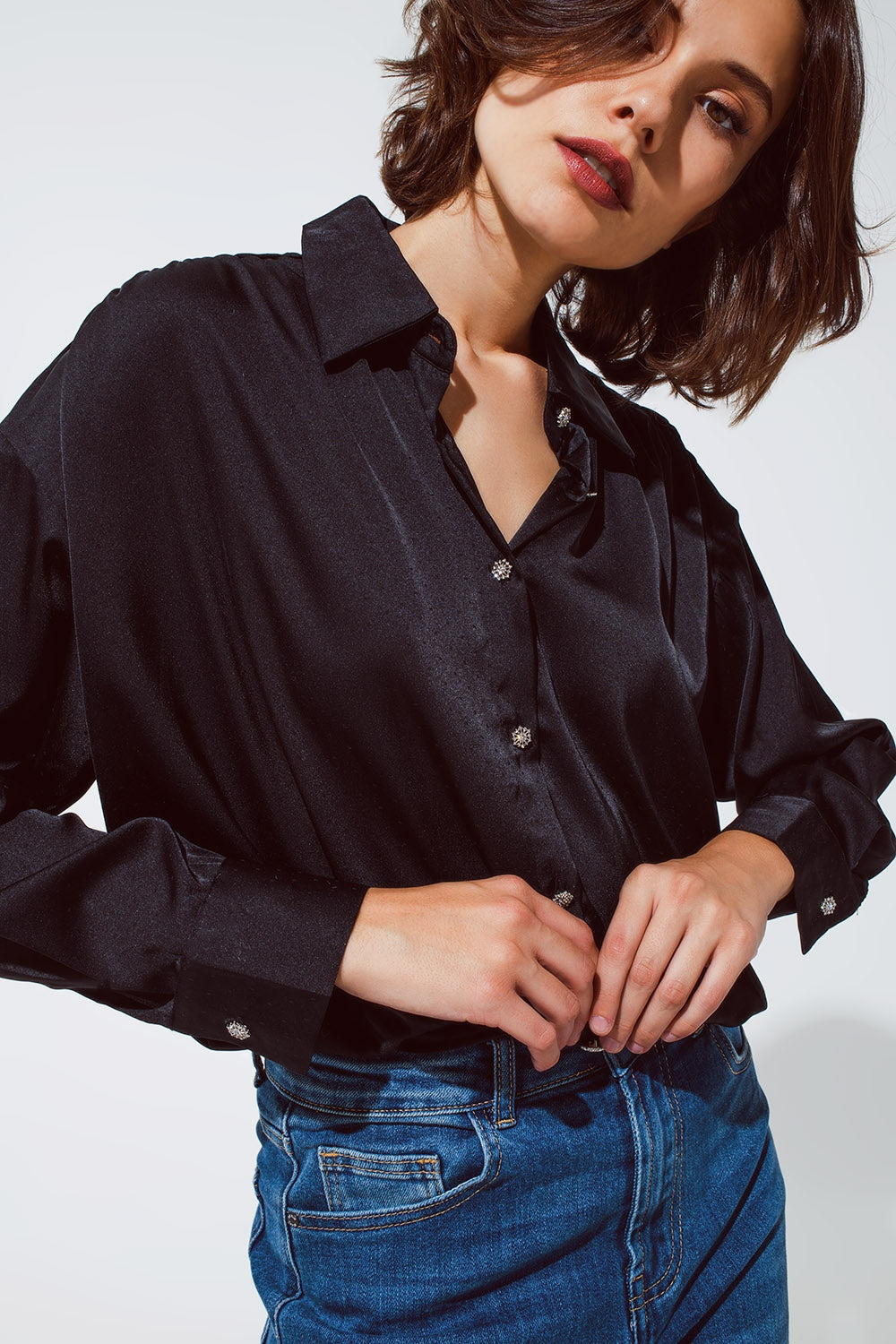 blusa de raso negro con botones de strass