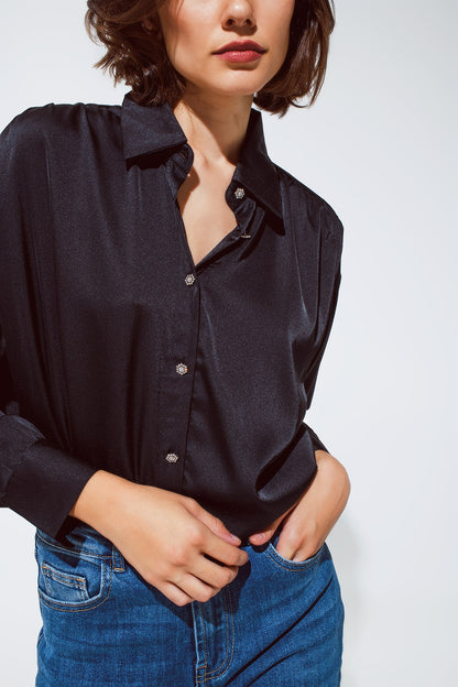 blusa de raso negro con botones de strass