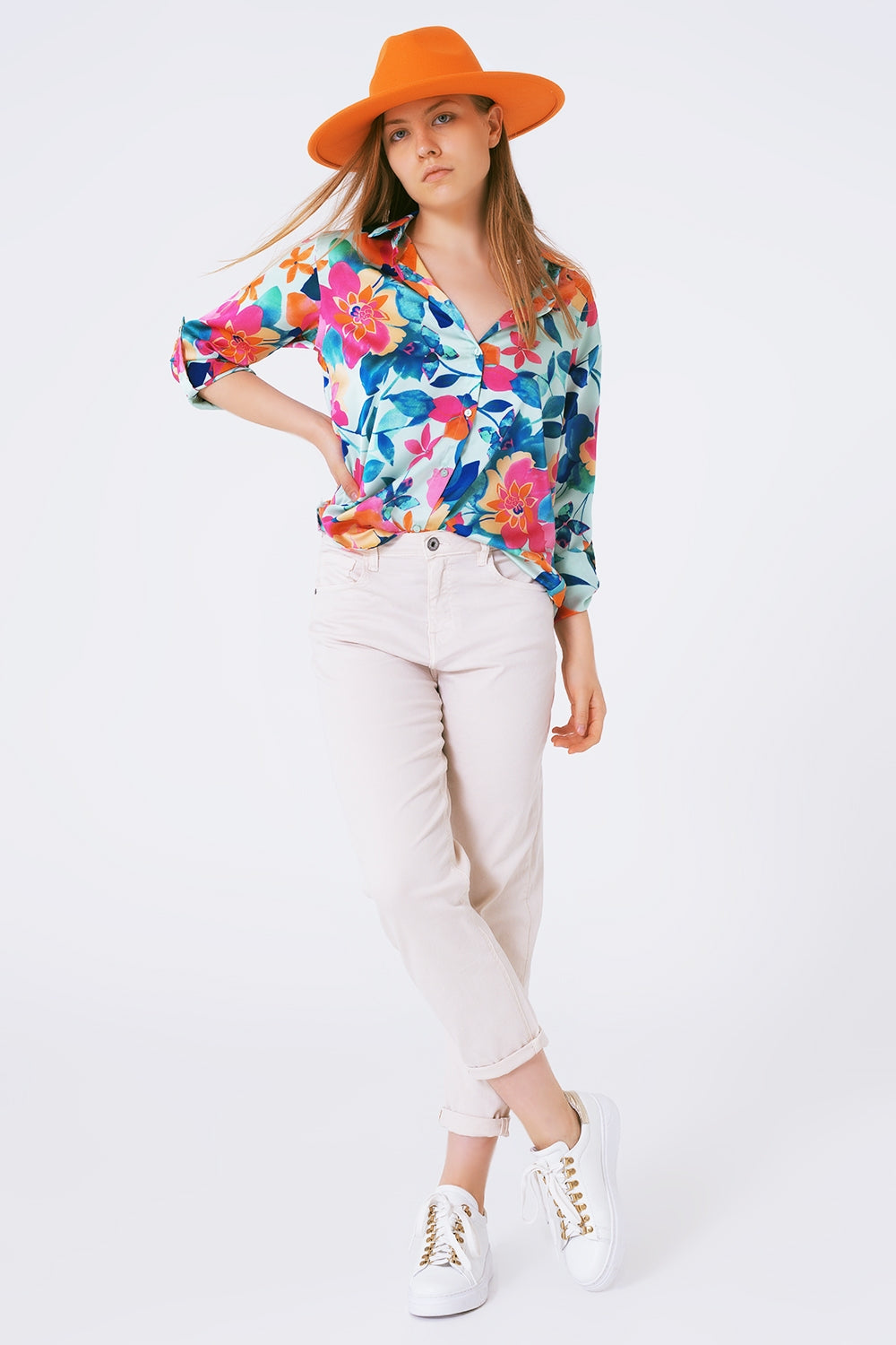 blusa de raso suave con estampado a flores