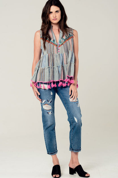 Blusa de rayas sin mangas con detalle de bordado y pompones