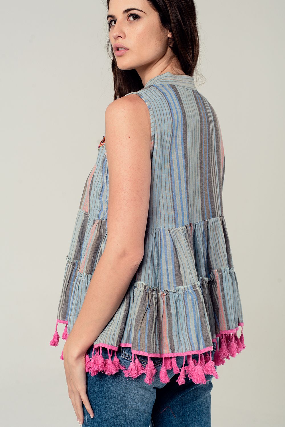 Blusa de rayas sin mangas con detalle de bordado y pompones
