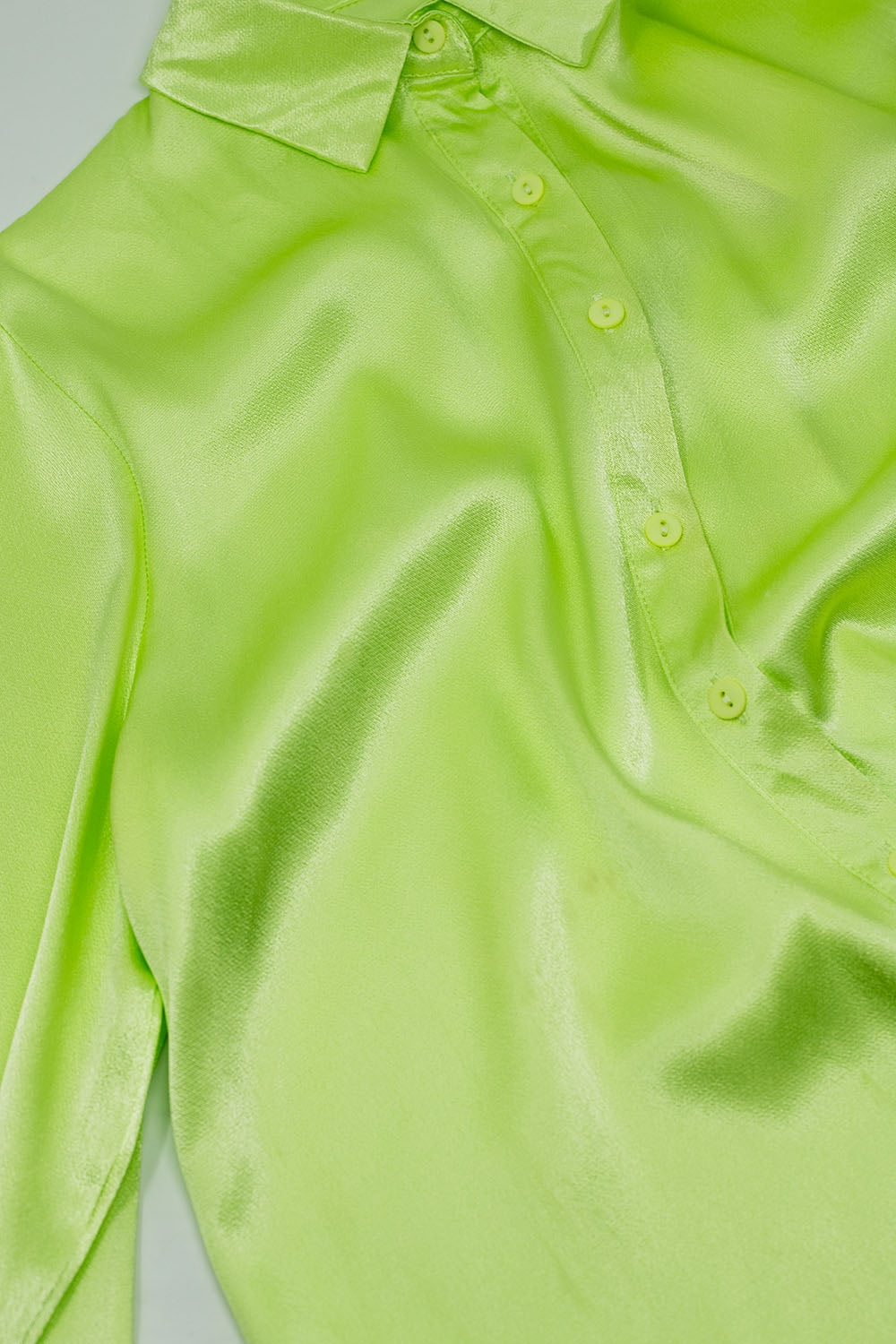 Blusa De saten Manga Larga Abotonada Con Cuello Polo En Color Lima