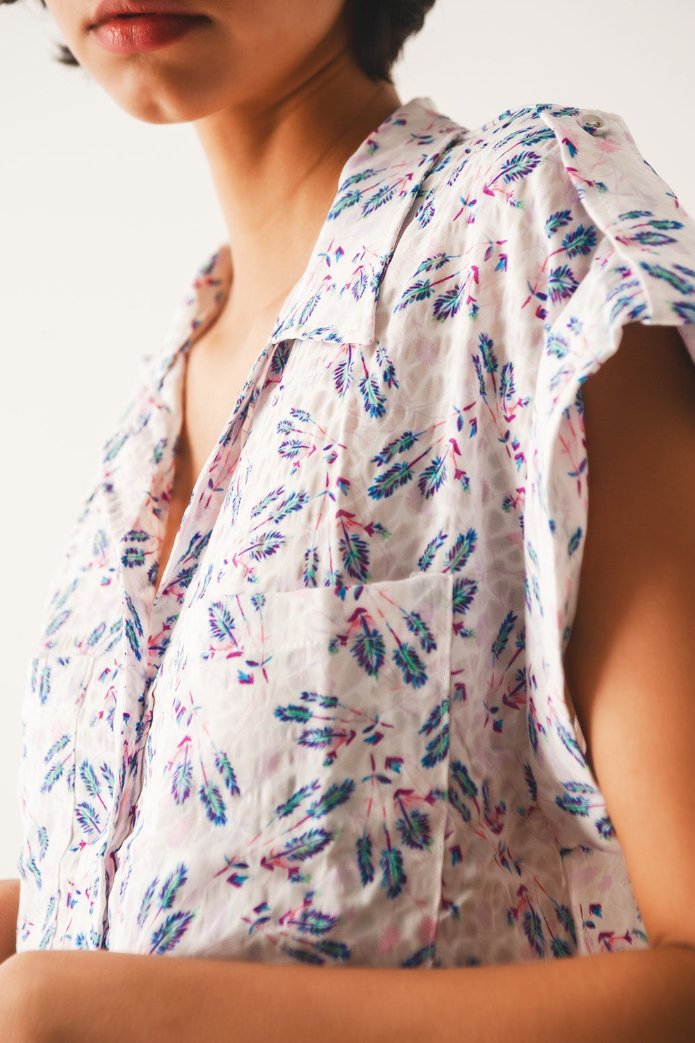 Blusa morada con bolsillos y estampado de florecitas