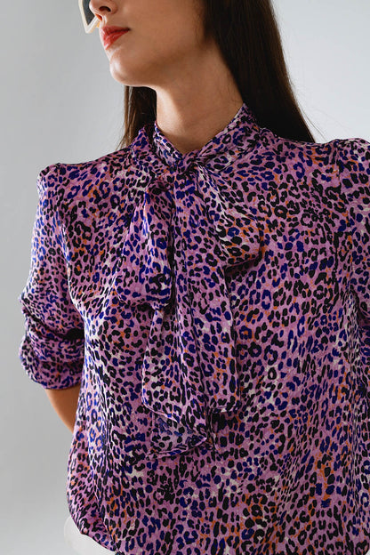 Blusa morada con estampado animal atada al cuello