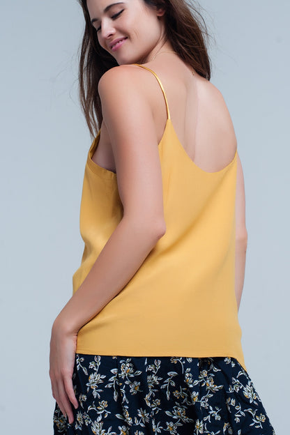 Blusa mostaza de tirantes con detalle de brillo