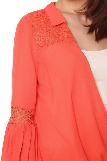 Blusa naranja con parte delantera cruzada y detalle drapeado