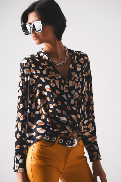 Blusa negra con estampado y parte delantera cruzada