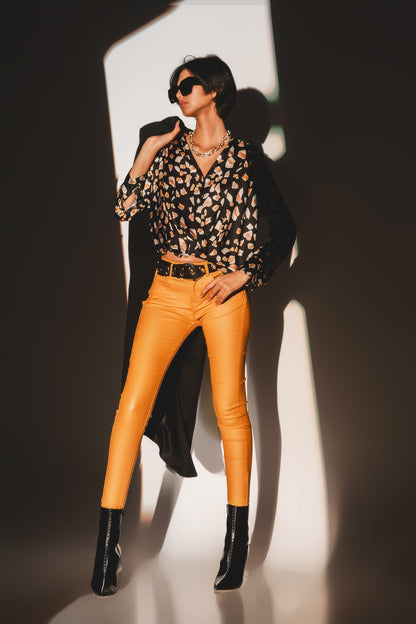 Blusa negra con estampado y parte delantera cruzada