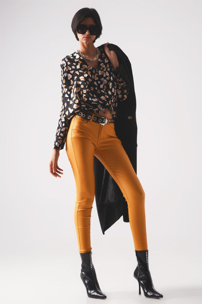 Blusa negra con estampado y parte delantera cruzada